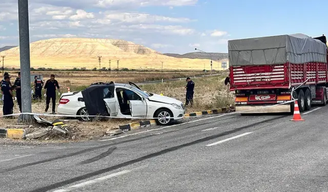 Kamyon ile otomobil çarpıştı: 3 kişi hayatını kaybetti, 2 kişi yaralandı!
