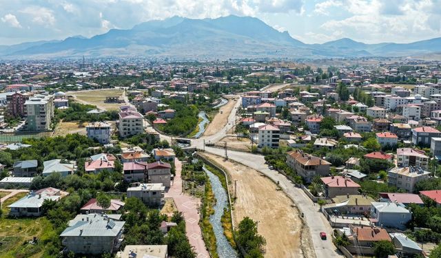Van’da büyük dönüşüm projesi başladı: Van’da yeni yol için kaçak yapılara neşter vuruldu!