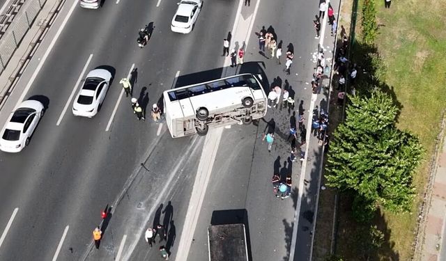 Banka personellerini taşıyan midibüs devrildi: 21 yaralı!