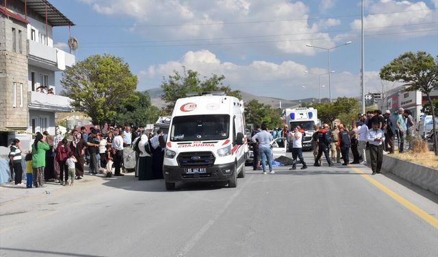 Van’da otomobil park halindeki kamyona arkadan çarptı: 1 kişi öldü, 4 kişi yaralandı!