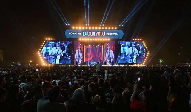 Van Kültür Yolu Festivali'nde bugün hangi ünlü şarkıcı sahne alacak?