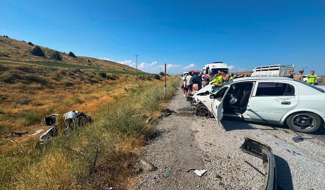 Van’a gelen araç kaza yaptı: 2’si ağır 6 kişi yaralandı!