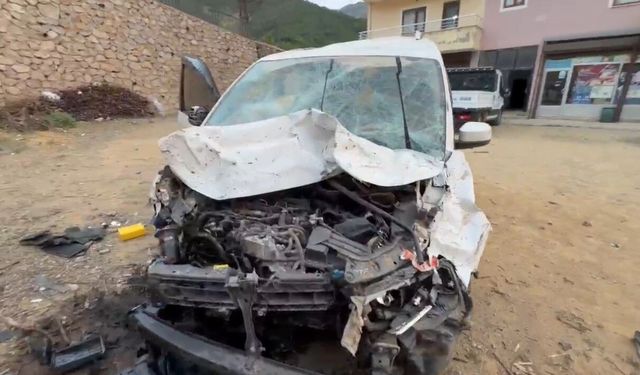 Hakkari'de araç istinat duvarından savruldu: 1'i ağır 3 yaralı