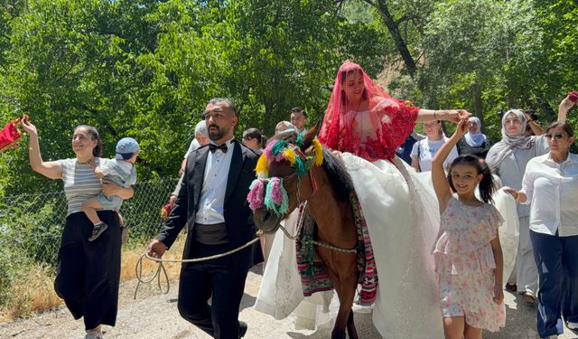 Atlı gelin geleneği adeta geçmişe götürdü