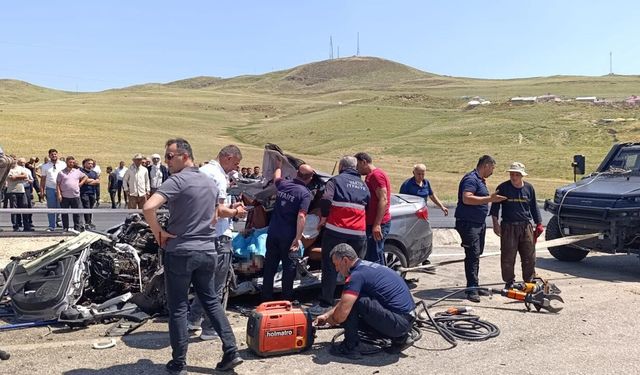 Kamyonla otomobil kafa kafaya çarpıştı: 2 ölü, 1 yaralı