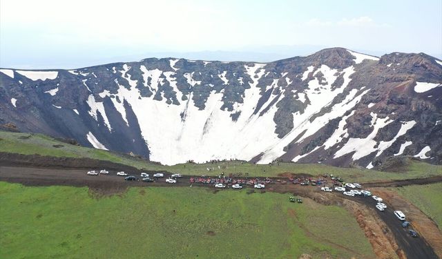 Van sınırındaki saklı cennet: Tendürek krateri ve gölü keşfedilmeyi bekliyor!