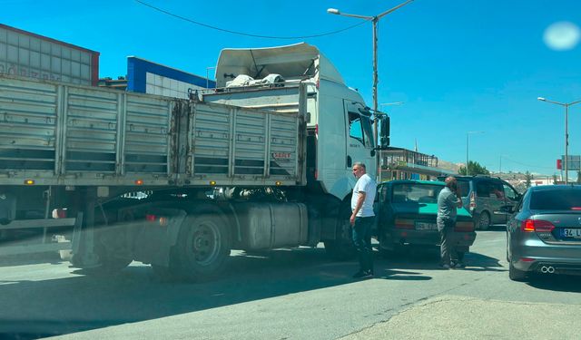 Van’da tır ile otomobil çarpıştı