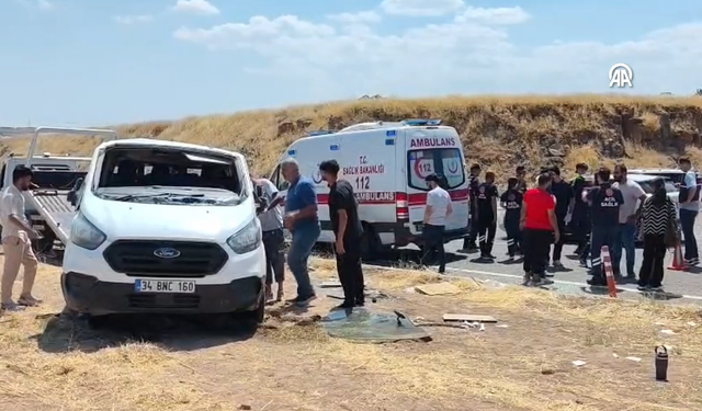 Servis minibüs ile otomobil çarpıştı: 17'si öğrenci 19 kişi yaralandı!