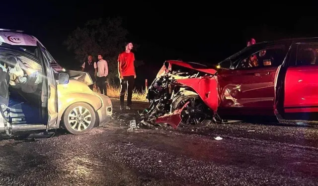 İki otomobil çarpıştı: 2 kişi öldü, 1’i ağır 4 kişi yaralandı!