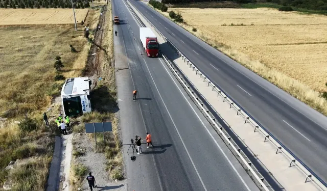Şoförü uyuya kalan yolcu otobüsü şarampole uçtu: 24 kişi yaralandı!