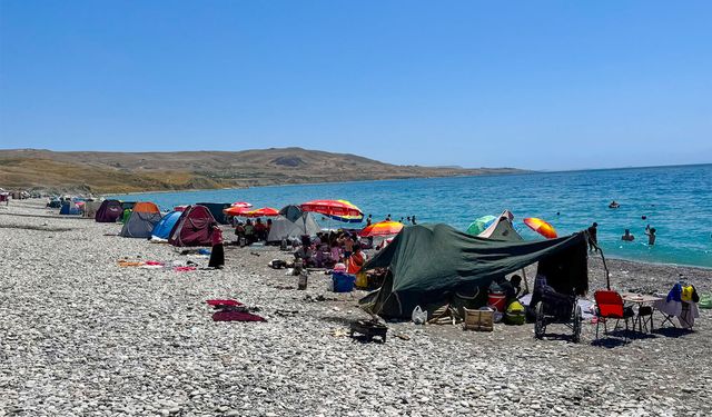 Van Gölü sahilinde Ege’yi aratmayan manzara