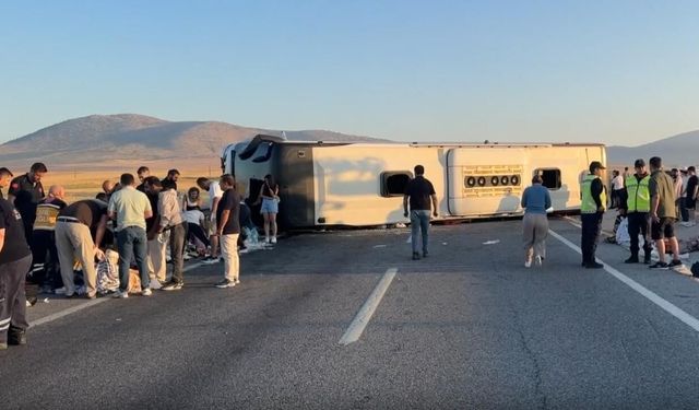 Bariyerlere çarpan yolcu otobüsü devrildi: 31 yaralı!