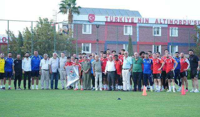 İzmir Ege Bölgesi Vanlılar Derneği’nden Vanspor’a moral ziyareti!
