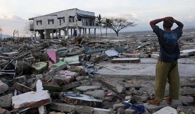 Endonezya'daki 7.7'lik depremde bilanço ağırlaşıyor!