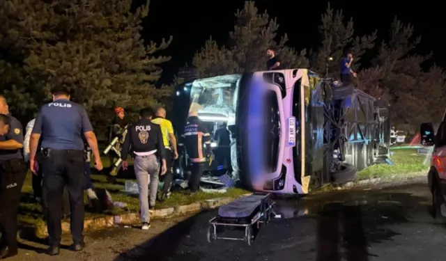 Yolcu otobüsü ile benzin taşıyan tanker çarpıştı: 2’si ağır 35 yaralı!