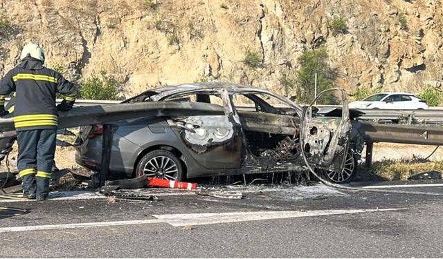 Bariyere çarpan otomobil alev aldı: 3 astsubay yaralandı