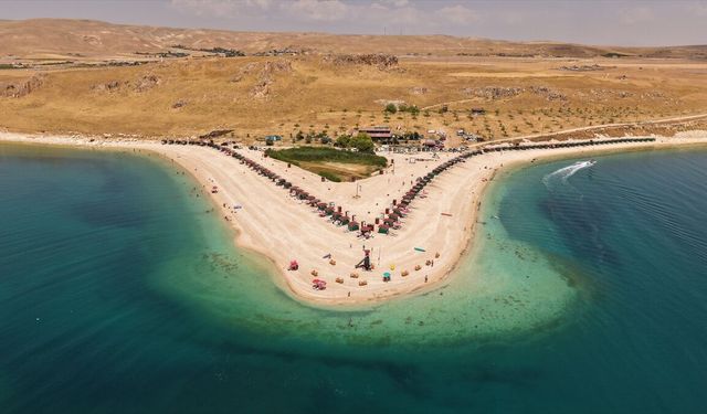 Türkiye’nin Maldivleri aratmayan sahili Van’da: Van Gölü’nün en güzel sahili bu koyda!
