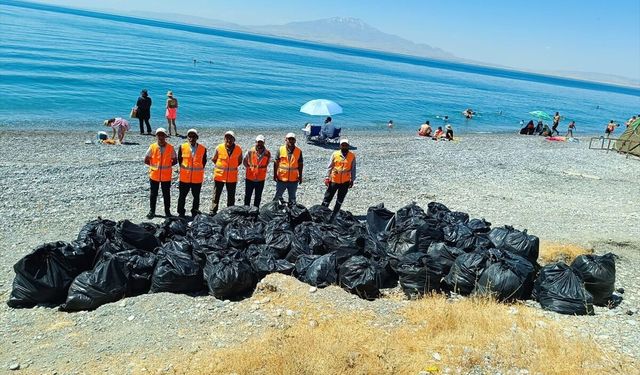 Van Gölü Kıyılarında temizlik çalışmaları sürüyor