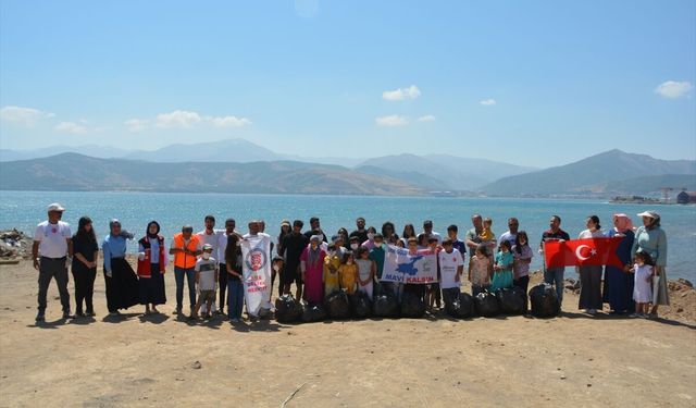 Çocuklar ve doğaseverler Van Gölü kıyısında çöp topladı
