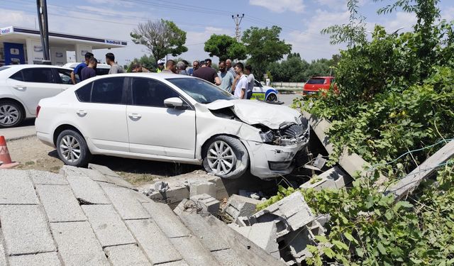 Van’da kontrolden çıkan araç duvara çarptı: Yaralılar var!