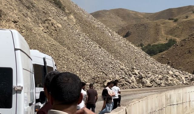 Van-Yüksekova karayoluna kaya parçaları düştü