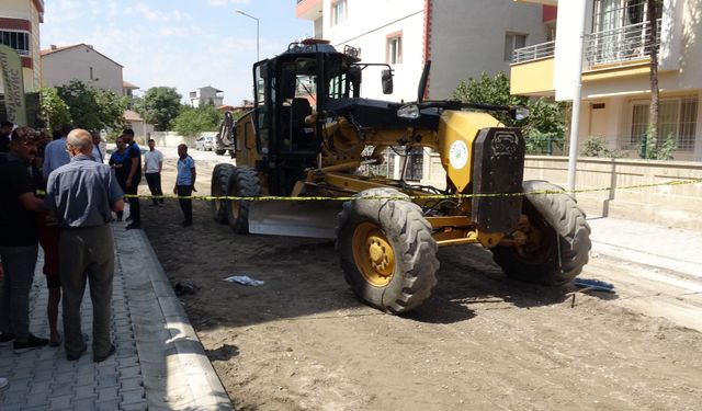 Yol çalışması sırasında iş makinesinin altında kalan işçi hayatını kaybetti!