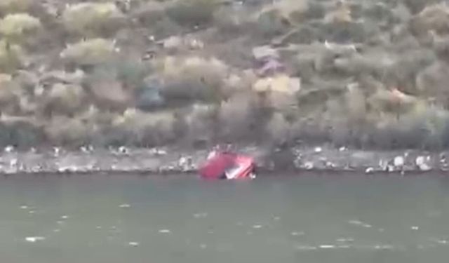 Yüksekova’da faciadan dönüldü: El freni çekilmeyen otomobil baraja uçtu