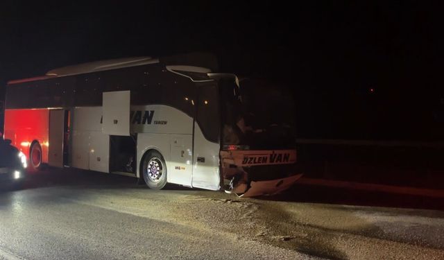 Van yolcu otobüsü kaza yaptı: Yaralılar var!