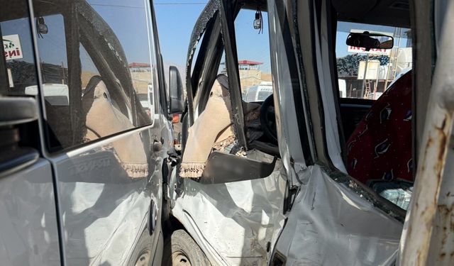 Yüksekova’da minibüs ile kamyonet kafa kafaya çarpıştı: 10 yaralı!