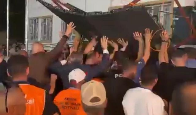 Festival alanında dev ekran devrildi: Çok sayıda yaralı var