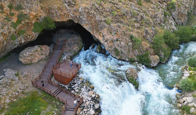 Van’ın “dokuzuncu gezegeni” görenleri hayrete düşürüyor!