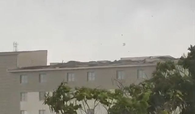 Van’da fırtına çatıları uçurdu!