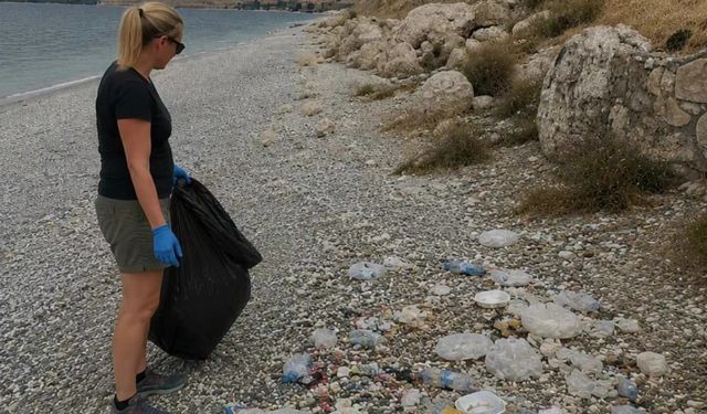 Alman turist Van Gölü sahilini temizledi