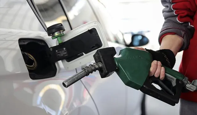 Benzine peş peşe zam: Pazartesi gecesi büyük artış geliyor…
