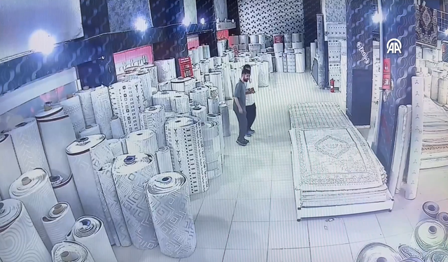 Van'da işaret diliyle pazarlık yapan ikili, halay çekerek anlaştı