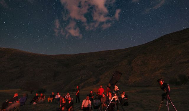 Bir yıldır bu anı bekliyorlardı: 90 kişi Van Gölü kıyısında o anı izledi!