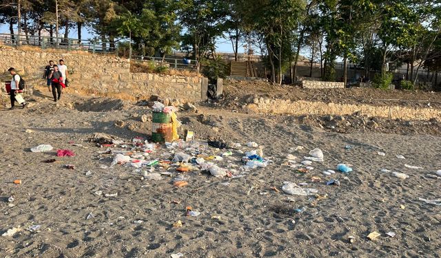 Van’ın turizm gözdesi Gevaş Halk Plajı çöpten geçilmiyor!