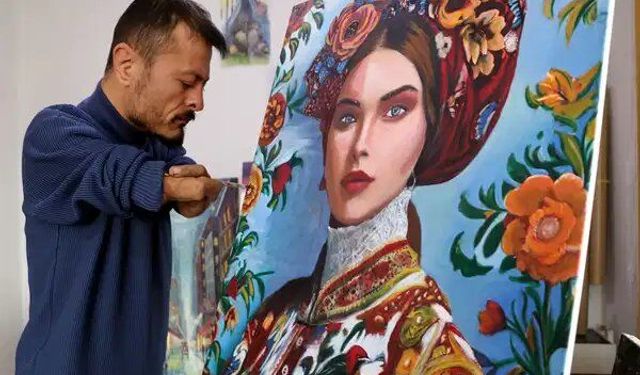 Vanlı sanatçı kollarıyla değil yüreğiyle resim çiziyor