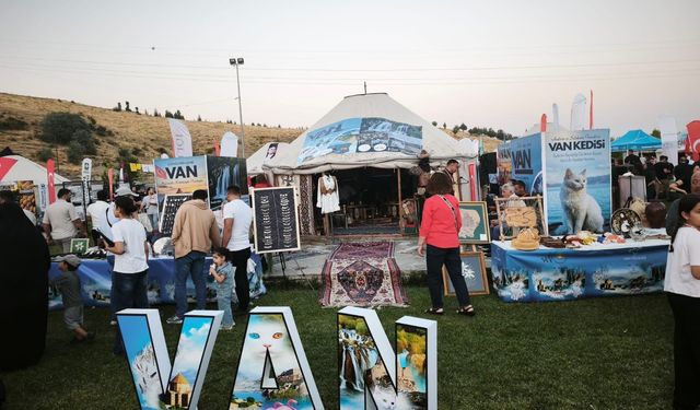 Ahlat’ta Van rüzgarı esti