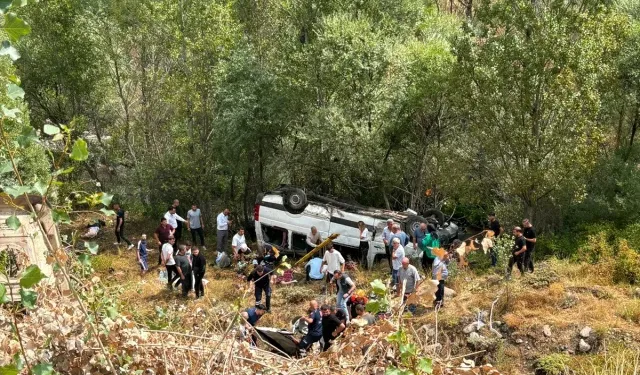 Yolcu minibüsü şarampole devrildi: Çok sayıda ölü ve yaralı var…
