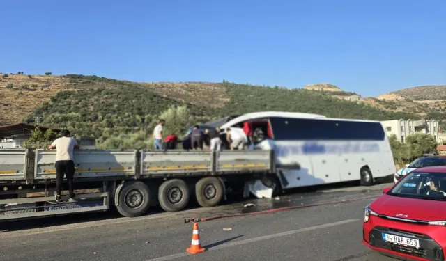 Tur otobüsü, TIR'a çarptı: Çok sayıda ölü ve yaralı var!