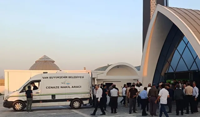 Van Gölü’nde boğulan 2 kardeşin cenazeleri ailelerine teslim edildi!