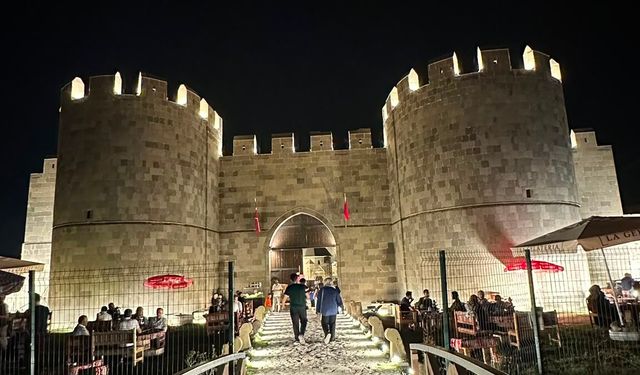 Van’da burayı gören şaşkına dönüyor! Gündüzü ayrı gecesi ayrı güzel