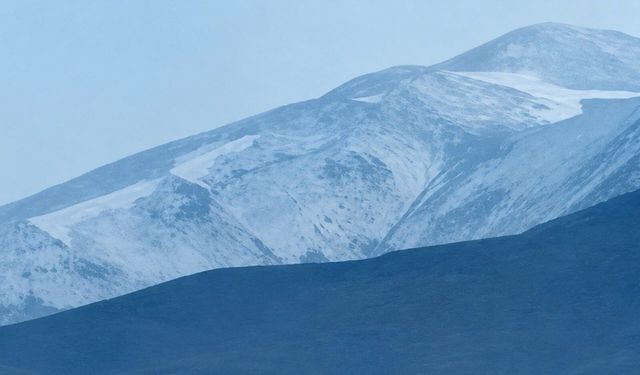 Van’a mevsimin ilk karı yağdı: Süphan Dağı beyaza büründü!