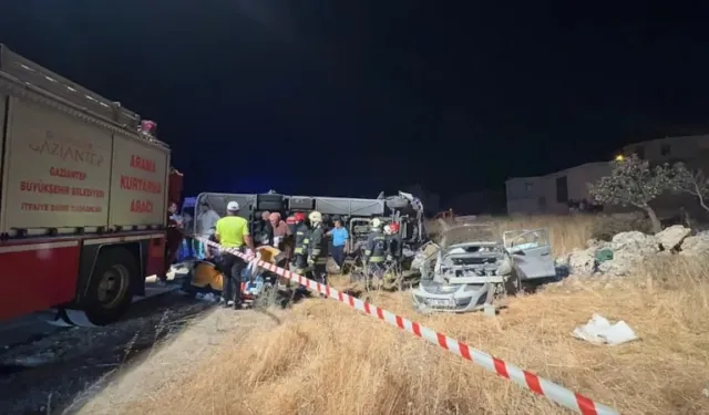 Yolcu minibüsü ile otomobil çarpıştı: 7 kişi öldü, 16 kişi yaralandı!