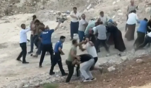 Ortalık savaş alanına döndü: Aralarında kadınların da bulunduğu iki aile birbirine girdi!