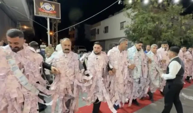 Görenler gözlerine inanamadı! Üzerlerinde deste deste paralarla halay çektiler!
