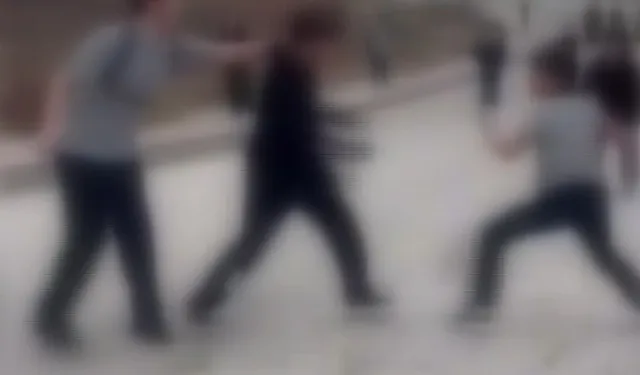 Sözlü tartışma tekmeli ve yumruklu kavgaya dönüştü: Liseli öğrenciler birbirine girdi!