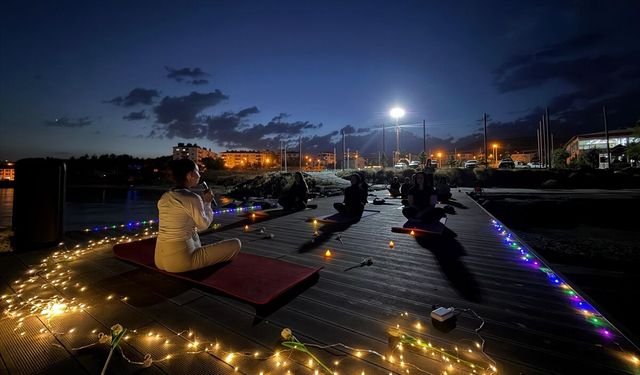 Kadınlar Van Gölü manzarasında yoga yaptı