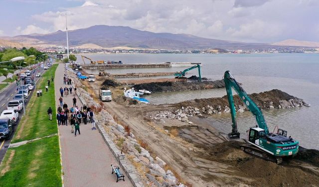 Van Gölü'nün sahilinde dip çamuru temizleme çalışmaları sürüyor